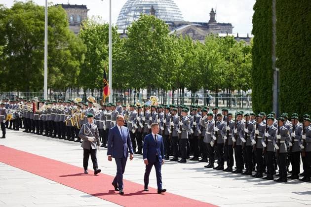 Kanzler Merz empfängt ungarischen Ministerpräsidenten Magyar ** NUR FÜR REDAKTIONELLE ZWECKE ** EDITORIAL USE ONLY **<p>Bundeskanzler Friedrich Merz empfängt den ungarischen Ministerpräsidenten Peter Magyar mit militärischen Ehren. Deutschland Berlin Berlin Copyright: JoergxCarstensen *** Chancellor Merz receives Hungarian Prime Minister Magyar FOR EDITORIAL PURPOSES ONLY EDITORIAL USE ONLY p German Chancellor Friedrich Merz receives Hungarian Prime Minister Peter Magyar with military honors Germany Berlin Berlin Copyright JoergxCarstensen Copyright: JoergxCarstensen doc8642b1zmbyd1eduxnk5g ,EDITORIAL USE ONLY