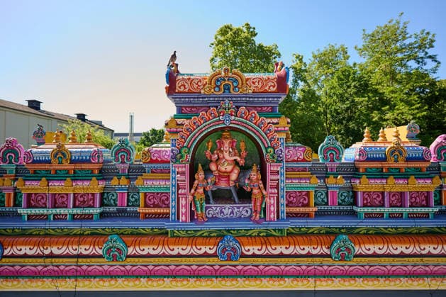 Sri Ganesha Hindu-Tempel in Berlin-Neukoelln (Foto vom 29.05.2026: eine Statue der Gottheit Ganesha auf der Tempelhalle). Mehr als 20 Jahre nach den ersten Planungen wird jetzt in Berlin ein Hindu-Tempel eroeffnet. Dazu sind vom 3. bis 7. Juni mehrere Rituale geplant, erklaerte Vilwanathan Krishnamurthy vom Traegerverein Tempels in Berlin. Der Tempel steht am Beginn der Hasenheide, einer grossen Parkanlage in Berlin-Neukoelln. Die Fassade des rund 18 Meter hohen Turms zieren mehr als 200 farbenpraechtige Skulpturen. Dahinter schliessen sich weitere Gebaeudeteile an. Das rund 5.000 Quadratmeter umfassende Areal hat der Verein den Angaben zufolge vom Bezirk Neukoelln fuer 85 Jahre gepachtet. Die Baukosten bezifferte Krishnamurty auf rund 1,1 Copyright: epd-bild ChristianxDitsch D26D0529HindutempelHasenheide102914