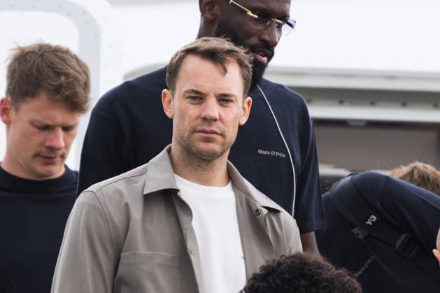 Abflug der Fußballnationalmannschaft am Flughafen Frankfurt 02.06.2026, Sport, Frankfurt am Main, Abflug der Fußballnationalmannschaft am Flughafen Frankfurt Manuel Neuer beim Mannschaftsfoto auf der Rolltreppe des Flugzeugs Frankfurt Flughafen Frankfurt Hessen Deutschland *** Departure of the national soccer team at Frankfurt Airport 02 06 2026, Sport, Frankfurt am Main, Departure of the national soccer team at Frankfurt Airport Manuel Neuer taking a team photo on the escalator of the plane Frankfurt Airport Frankfurt Hessen Germany Copyright: xJamesxZabelx