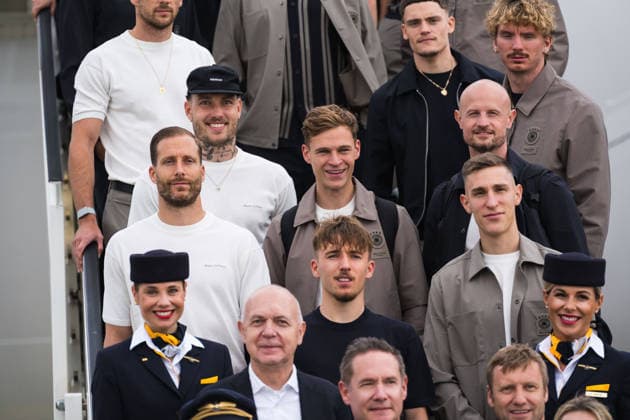 Abflug der Fußballnationalmannschaft am Flughafen Frankfurt 02.06.2026, Sport, Frankfurt am Main, Abflug der Fußballnationalmannschaft am Flughafen Frankfurt Oliver Baumann, David Raum, Joshua Kimmich, Nico Schlotterbeck und Lennart Karl beim Mannschaftsfoto auf der Rolltreppe des Flugzeugs Frankfurt Flughafen Frankfurt Hessen Deutschland *** Departure of the national soccer team at Frankfurt Airport 02 06 2026, Sport, Frankfurt am Main, Departure of the national soccer team at Frankfurt Airport Oliver Baumann, David Raum, Joshua Kimmich, Nico Schlotterbeck and Lennart Karl at the team photo on the escalator of the plane Frankfurt Airport Frankfurt Hessen Germany Copyright: xJamesxZabelx