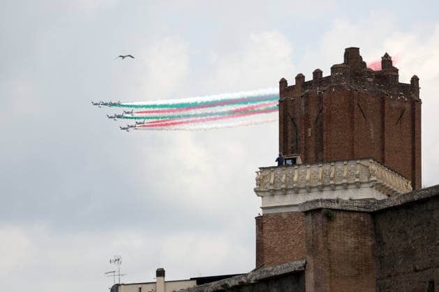 IPA85260832 - Rome, Italy - June 2, 2026: The tricolor arrows. Heads of state and government guests of the Republic Day celebrations attend the traditional military parade along the Imperial Forum, in the presence of the President of the Republic. The ceremony, which pays tribute to the values of the Republic and the Armed Forces, takes place in the heart of the Capital in front of Italy s highest institutional offices and international delegations.  Copyright: xmarcoxiacobuccix xmarcoxiacobuccix 85260832