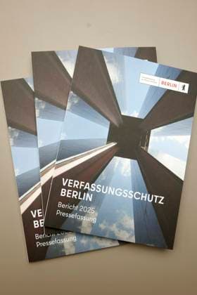 02.06.2026, Iris Spranger, Innensenatorin, Michael Fischer, Leiter der Abteilung Verfassungsschutz, Vorstellung des Verfassungsschutzbericht 2025, in der Pressekonferenz nach der Sitzung des Berliner Senat, PK im Roten Rathaus in Berlin, Senatspressekonferenz, Berlin Deutschland, Germany *** 02 06 2026, Iris Spranger, Senator of the Interior, Michael Fischer, Head of the Department for the Protection of the Constitution, Presentation of the 2025 Report on the Protection of the Constitution, at the press conference after the meeting of the Berlin Senate, PK in the Rotes Rathaus in Berlin, Senate press conference, Berlin Germany, Germany