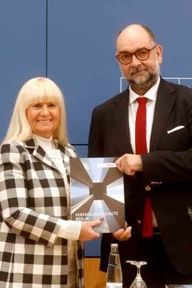 02.06.2026, Iris Spranger, Innensenatorin, Michael Fischer, Leiter der Abteilung Verfassungsschutz, Vorstellung des Verfassungsschutzbericht 2025, in der Pressekonferenz nach der Sitzung des Berliner Senat, PK im Roten Rathaus in Berlin, Senatspressekonferenz, Berlin Deutschland, Germany *** 02 06 2026, Iris Spranger, Senator of the Interior, Michael Fischer, Head of the Department for the Protection of the Constitution, Presentation of the 2025 Report on the Protection of the Constitution, at the press conference after the meeting of the Berlin Senate, PK in the Rotes Rathaus in Berlin, Senate press conference, Berlin Germany, Germany