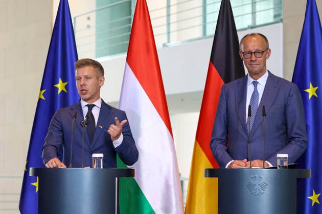 Friedrich Merz, Bundeskanzler und PÃ ter (Peter) Magyar, Ministerpräsident Ungarn, beim Antrittsbesuch bei der Pressekonferenz im Bundeskanzleramt am 02.06. in Berlin Kanzler Merz mit Peter Magyar bei PK in Berlin *** Friedrich Merz, Federal Chancellor and Peter Magyar, Prime Minister of Hungary, during the inaugural visit at the press conference in the Federal Chancellery on 02 06 in Berlin Chancellor Merz with Peter Magyar at the press conference in Berlin