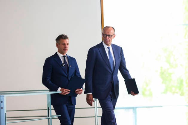 Friedrich Merz, Bundeskanzler und PÃ ter (Peter) Magyar, Ministerpräsident Ungarn, beim Antrittsbesuch bei der Pressekonferenz im Bundeskanzleramt am 02.06. in Berlin Kanzler Merz mit Peter Magyar bei PK in Berlin *** Friedrich Merz, Federal Chancellor and Peter Magyar, Prime Minister of Hungary, during the inaugural visit at the press conference in the Federal Chancellery on 02 06 in Berlin Chancellor Merz with Peter Magyar at the press conference in Berlin
