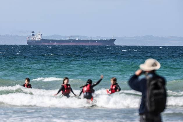 TAGOR PHOTOPQR LE TELEGRAMME Lionel Le Saux CROZON 02 06 2026 CROZON 29 le petrolier Tagor, soupconne de faire partie de la flotille fantome russe, au mouillage ici devant la plage de lAber a Crozon ou des enfants participent a une seance dinitiation au sauvetage en mer Crozon, France, june 2nd 2026 The Russian oil tanker TAGOR, presented as a ship of the Russian ghost fleet, and seized by the French Navy off the Atlantic coast CROZON France  Copyright: xPHOTOPQR LExTELEGRAMME MAXPPPxLionelxLexSauxx 20260602TGB8938 20260602TGB8938