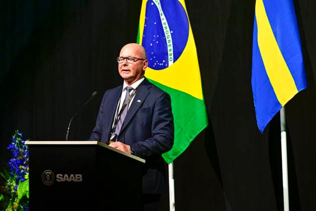 LINKÖPING, SVERIGE 20260602 Micael Johansson, VD och koncernchef SAAB, vid en pressträff när det första tvasitsiga exemplaret av Gripen F levererades till Brasilien pa Linköping-Saabs flygplats under tisdagen. Redan 2014 tecknade Brasilien kontrakt med svenska Saab om att köpa 36 stycken Jas 39 Gripen-plan. LINKÖPING SVERIGE x10030x *** LINKÖPING, SWEDEN 20260602 Micael Johansson, President and CEO of SAAB, at a press briefing when the first two-seater Gripen F was delivered to Brazil at Linköping Saab Airport on Tuesday Already in 2014, Brazil signed a contract with Swedish Saab to purchase 36 Jas 39 Gripen aircraft LINKÖPING, SWEDEN x10030x  Copyright: xJonasxEkströmer TTx JAS GRIPEN BRASILIEN feAchl7Ohnc