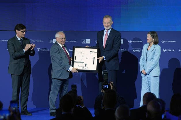 The King presents the Cercle dEconomia Award for European Construction to Martin Wolf King Felipe VI and the President of the Generalitat de Catalunya, Salvador Illa, during the presentation of the Cercle dEconomia Award for European Construction to Financial Times associate editor Martin Wolf, during the 41st Cercle dEconomia Meeting, at the Palau de Congressos de Catalunya, on June 2, 2026, in Barcelona, Catalunya Spain With the slogan Europes strategic autonomy  Copyright: xDavidxZorrakinox 7566023