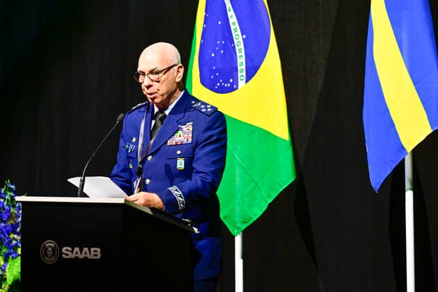 LINKÖPING, SVERIGE 20260602 Brasiliens flygvapenchef brigadgeneral Marcelo Kanitz Damasceno vid en pressträff när det första tvasitsiga exemplaret av Gripen F levererades till Brasilien pa Linköping-Saabs flygplats under tisdagen. Redan 2014 tecknade Brasilien kontrakt med svenska Saab om att köpa 36 stycken Jas 39 Gripen-plan. LINKÖPING SVERIGE x10030x *** LINKÖPING, SWEDEN 20260602 Brazils Air Force Chief of Staff Brigadier General Marcelo Kanitz Damasceno at a press briefing when the first two-seater Gripen F was delivered to Brazil at Linköping Saab Airport on Tuesday Already in 2014, Brazil signed a contract with Swedish Saab to purchase 36 Jas 39 Gripen aircraft LINKÖPING SWEDEN x10030x  Copyright: xJonasxEkströmer TTx JAS GRIPEN BRASILIEN WAdSDj5Ltow