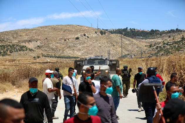 Israelis set fire to wheat fields in the West Bank HEBRON, WEST BANK, PALESTINE - JUNE 2: Israeli soldiers who arrived at the scene blocked the road and intervened against Palestinians trying to extinguish the fire as they set fire to large areas of wheat fields in the town of Izna, in Hebron, West Bank, Palestine, on June 2, 2026. Wisam Hashlamoun Anadolu Hebron West Bank. Editorial use only. Please get in touch for any other usage.  Copyright: x2026xAnadoluxWisamxHashlamounx