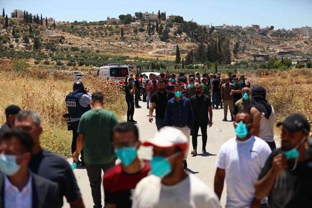 Israelis set fire to wheat fields in the West Bank HEBRON, WEST BANK, PALESTINE - JUNE 2: Emergency services arrive the area where Israeli soldiers who arrived at the scene blocked the road and intervened against Palestinians trying to extinguish the fire as they set fire to large areas of wheat fields in the town of Izna, in Hebron, West Bank, Palestine, on June 2, 2026. Wisam Hashlamoun Anadolu Hebron West Bank. Editorial use only. Please get in touch for any other usage.  Copyright: x2026xAnadoluxWisamxHashlamounx