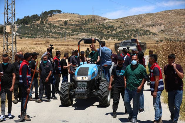 Israelis set fire to wheat fields in the West Bank HEBRON, WEST BANK, PALESTINE - JUNE 2: Israeli soldiers who arrived at the scene blocked the road and intervened against Palestinians trying to extinguish the fire as they set fire to large areas of wheat fields in the town of Izna, in Hebron, West Bank, Palestine, on June 2, 2026. Wisam Hashlamoun Anadolu Hebron West Bank. Editorial use only. Please get in touch for any other usage.  Copyright: x2026xAnadoluxWisamxHashlamounx