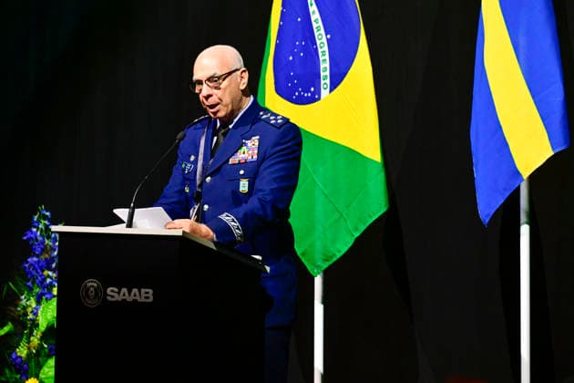 LINKÖPING, SVERIGE 20260602 Brasiliens flygvapenchef brigadgeneral Marcelo Kanitz Damasceno vid en pressträff när det första tvasitsiga exemplaret av Gripen F levererades till Brasilien pa Linköping-Saabs flygplats under tisdagen. Redan 2014 tecknade Brasilien kontrakt med svenska Saab om att köpa 36 stycken Jas 39 Gripen-plan. LINKÖPING SVERIGE x10030x *** LINKÖPING, SWEDEN 20260602 Brazils Air Force Chief of Staff Brigadier General Marcelo Kanitz Damasceno at a press briefing when the first two-seater Gripen F was delivered to Brazil at Linköping Saab Airport on Tuesday Already in 2014, Brazil signed a contract with Swedish Saab to purchase 36 Jas 39 Gripen aircraft LINKÖPING SWEDEN x10030x  Copyright: xJonasxEkströmer TTx JAS GRIPEN BRASILIEN FO7hv2eIxZM