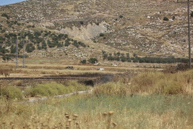 Palestinians gather near fire in agricultural land west of Hebron Palestinians and members of the Palestinian Civil Defense gather near the site of a fire on agricultural land around the village of Idhna, west of the West Bank city of Hebron, on June 2, 2026. Palestinian residents said Israeli settlers set fire to land in the area, while the Israeli army prevented residents from reaching it and intervened at the site. Photo by Mamoun Wazwaz apaimages Hebron West Bank Palestinian Territory 020626_Hebron_MW_00(21) Copyright: xapaimagesxMamounxWazwazx xapaimagesx