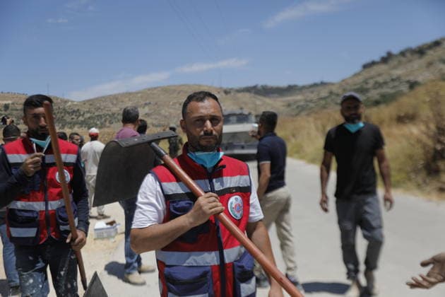 Palestinians gather near fire in agricultural land west of Hebron Palestinians and members of the Palestinian Civil Defense gather near the site of a fire on agricultural land around the village of Idhna, west of the West Bank city of Hebron, on June 2, 2026. Palestinian residents said Israeli settlers set fire to land in the area, while the Israeli army prevented residents from reaching it and intervened at the site. Photo by Mamoun Wazwaz apaimages Hebron West Bank Palestinian Territory 020626_Hebron_MW_00(4) Copyright: xapaimagesxMamounxWazwazx xapaimagesx