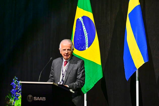 LINKÖPING, SVERIGE 20260602 Brasiliens försvarsminister JosÃ Mucio Monteiro Filho vid en presskonferens när det första tvasitsiga exemplaret av Gripen F levererades till Brasilien pa Linköping-Saabs flygplats under tisdagen. Redan 2014 tecknade Brasilien kontrakt med svenska Saab om att köpa 36 stycken Jas 39 Gripen-plan. LINKÖPING SVERIGE x10030x *** LINKÖPING, SWEDEN 20260602 Brazils Minister of Defense JosÃ Mucio Monteiro Filho at a press conference when the first two Gripen F aircraft were delivered to Brazil at Linköping Saab Airport on Tuesday Already in 2014, Brazil signed a contract with Swedish Saab to purchase 36 Jas 39 Gripen aircraft LINKÖPING, SWEDEN x10030x  Copyright: xJonasxEkströmer TTx JAS GRIPEN BRASILIEN EEe3z5B075Q
