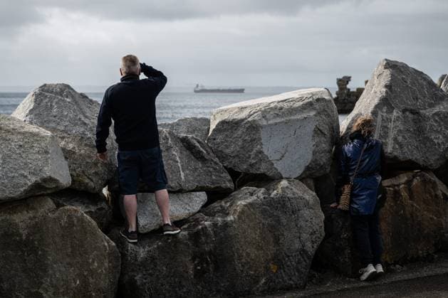 TAGOR Finistere PHOTOPQR OUEST FRANCE Guillaume Saligot Ouest France 02 06 2026 Onlookers watch the oil tanker TAGOR, presented as a ship of the Russian ghost fleet, and seized by the French Navy off the Atlantic coast, in the bay of Douarnenez Finistere Finistère , le 02 juin 2026 Photo Guillaume Saligot Ouest France France, june 2nd 2026 The Russian oil tanker TAGOR, presented as a ship of the Russian ghost fleet, and seized by the French Navy off the Atlantic coast, arrives in the Bay of Douarnenez Finistere Finistère , on June 2, 2026 France  Copyright: xPHOTOPQR OUESTxFRANCE MAXPPPxGuillaumexSaligotx xOuest-Francex 20260602OFR9066 20260602OFR9066