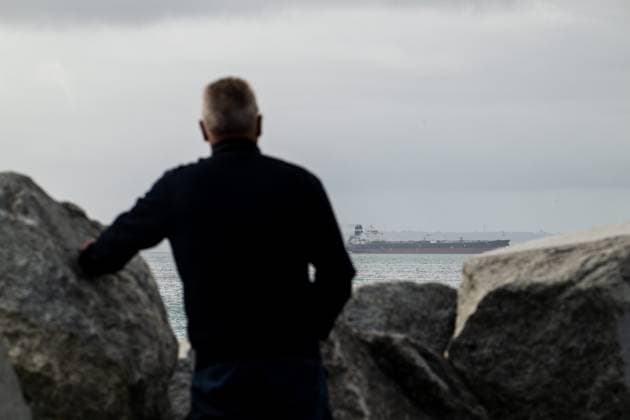 TAGOR Finistere PHOTOPQR OUEST FRANCE Guillaume Saligot Ouest France 02 06 2026 Onlookers watch the oil tanker TAGOR, presented as a ship of the Russian ghost fleet, and seized by the French Navy off the Atlantic coast, in the bay of Douarnenez Finistere Finistère , le 02 juin 2026 Photo Guillaume Saligot Ouest France France, june 2nd 2026 The Russian oil tanker TAGOR, presented as a ship of the Russian ghost fleet, and seized by the French Navy off the Atlantic coast, arrives in the Bay of Douarnenez Finistere Finistère , on June 2, 2026 France  Copyright: xPHOTOPQR OUESTxFRANCE MAXPPPxGuillaumexSaligotx xOuest-Francex 20260602OFR9067 20260602OFR9067