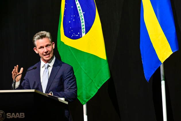 LINKÖPING, SVERIGE 20260602 Sveriges försvarsminister Pal Jonson (M) vid en presskonferens när det första tvasitsiga exemplaret av Gripen F levererades till Brasilien pa Linköping-Saabs flygplats under tisdagen. Redan 2014 tecknade Brasilien kontrakt med svenska Saab om att köpa 36 stycken Jas 39 Gripen-plan. LINKÖPING SVERIGE x10030x *** LINKÖPING, SWEDEN 20260602 Swedens Defense Minister Pal Jonson M at a press conference when the first two-seater Gripen F was delivered to Brazil at Linköping Saab Airport on Tuesday Already in 2014, Brazil signed a contract with Swedish Saab to buy 36 Jas 39 Gripen aircraft LINKÖPING SWEDEN x10030x  Copyright: xJonasxEkströmer TTx JAS GRIPEN BRASILIEN uf8sgb_Sqz0