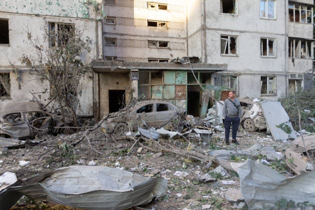 A man stands among the rubble outside a nine-storey apartment block in the Podilskyi district, damaged by a massive Russian missile and drone attack, Kyiv, Ukraine, on 2 June 2026. The overnight strike killed six people and injured 79, including three children, in the Ukrainian capital. In the Podilskyi district, residential buildings, a garage cooperative, a communal enterprise, and a four-storey educational institution sustained damage as a result of the attack. (Photo by Kyrylo Chubotin Ukrinform) Aftermath of Russian overnight attack in Kyiv’s Podilskyi district  Copyright: xKirillxChubotinx
