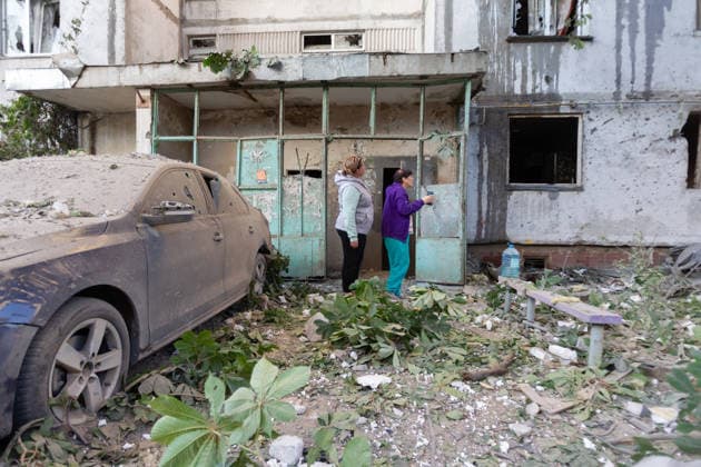 Two women stand among the rubble as they look at a nine-storey apartment building in the Podilskyi district, damaged by a massive Russian missile and drone attack, Kyiv, Ukraine, on 2 June 2026. The overnight strike killed six people and injured 79, including three children, in the Ukrainian capital. In the Podilskyi district, residential buildings, a garage cooperative, a communal enterprise, and a four-storey educational institution sustained damage as a result of the attack. (Photo by Kyrylo Chubotin Ukrinform) Aftermath of Russian overnight attack in Kyiv’s Podilskyi district  Copyright: xKirillxChubotinx