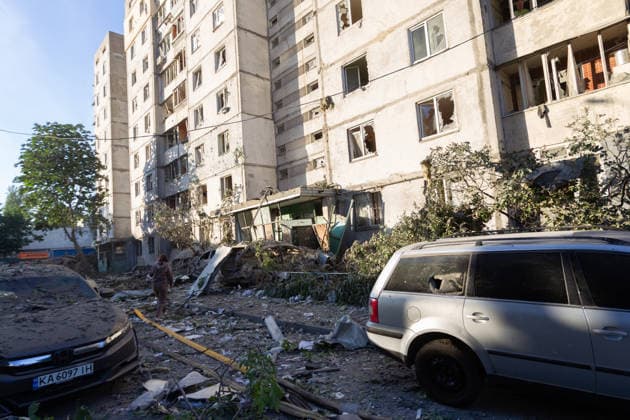 A woman walks among the rubble towards a nine-storey apartment block in the Podilskyi district, damaged by a massive Russian missile and drone attack, Kyiv, Ukraine, on 2 June 2026. The overnight strike killed six people and injured 79, including three children, in the Ukrainian capital. In the Podilskyi district, residential buildings, a garage cooperative, a communal enterprise, and a four-storey educational institution sustained damage as a result of the attack. (Photo by Kyrylo Chubotin Ukrinform) Aftermath of Russian overnight attack in Kyiv’s Podilskyi district  Copyright: xKirillxChubotinx