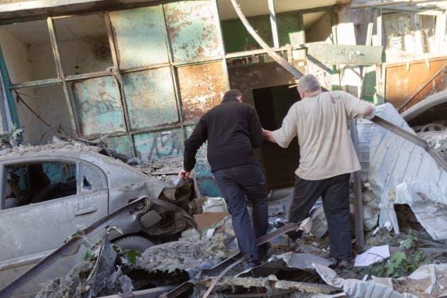 Two men struggle through the rubble towards a nine-storey apartment block in the Podilskyi district, damaged by a massive Russian missile and drone attack, Kyiv, Ukraine, on 2 June 2026. The overnight strike killed six people and injured 79, including three children, in the Ukrainian capital. In the Podilskyi district, residential buildings, a garage cooperative, a communal enterprise, and a four-storey educational institution sustained damage as a result of the attack. (Photo by Kyrylo Chubotin Ukrinform) Aftermath of Russian overnight attack in Kyiv’s Podilskyi district  Copyright: xKirillxChubotinx