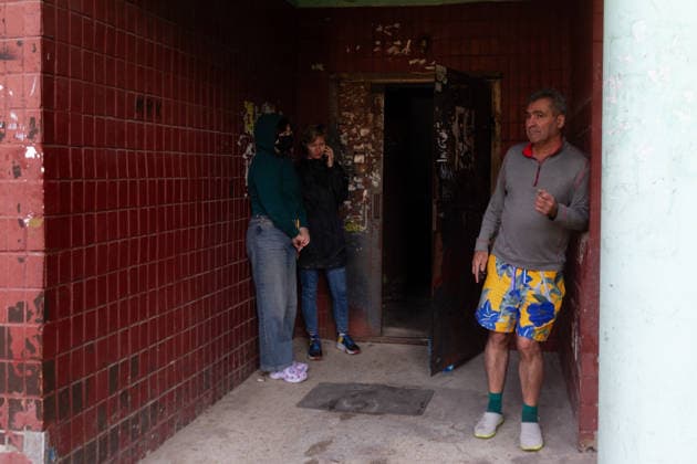 People hide on the porch at an entrance to a nine-storey apartment block in the Podilskyi district during an air raid alert during a massive Russian missile and drone attack, Kyiv, Ukraine, on 2 June 2026. The overnight strike killed six people and injured 79, including three children, in the Ukrainian capital. In the Podilskyi district, residential buildings, a garage cooperative, a communal enterprise, and a four-storey educational institution sustained damage as a result of the attack. (Photo by Kyrylo Chubotin Ukrinform) Aftermath of Russian overnight attack in Kyiv’s Podilskyi district  Copyright: xKirillxChubotinx