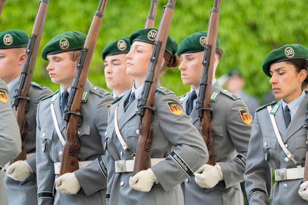 Empfang des ungarischen Ministerpräsidenten Magyar durch BK Merz EUR, Deutschland, Berlin, 02.06.2026: Bundeskanzler Friedrich Merz (CDU) empfängt den ungarischen Ministerpräsidenten Peter Magyar im Bundeskanzleramt mit militärischen Ehren und zu einem bilateralen Gespräch. *** Reception of Hungarian Prime Minister Magyar by BK Merz EUR, Germany, Berlin, 02 06 2026 Federal Chancellor Friedrich Merz CDU receives Hungarian Prime Minister Peter Magyar at the Federal Chancellery with military honors and for bilateral talks