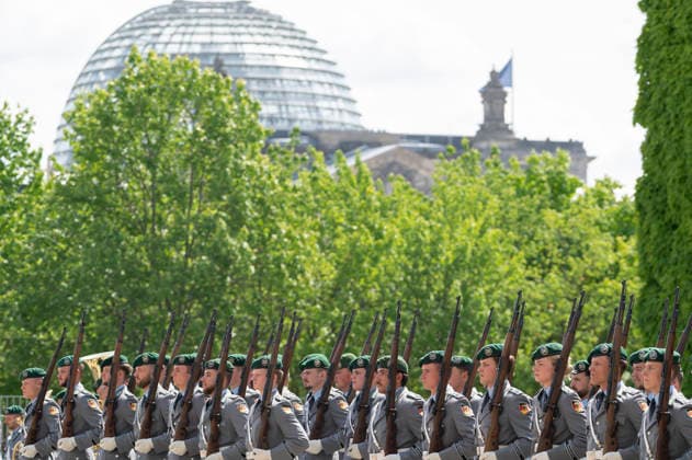 Empfang des ungarischen Ministerpräsidenten Magyar durch BK Merz EUR, Deutschland, Berlin, 02.06.2026: Bundeskanzler Friedrich Merz (CDU) empfängt den ungarischen Ministerpräsidenten Peter Magyar im Bundeskanzleramt mit militärischen Ehren und zu einem bilateralen Gespräch. *** Reception of Hungarian Prime Minister Magyar by BK Merz EUR, Germany, Berlin, 02 06 2026 Federal Chancellor Friedrich Merz CDU receives Hungarian Prime Minister Peter Magyar at the Federal Chancellery with military honors and for bilateral talks