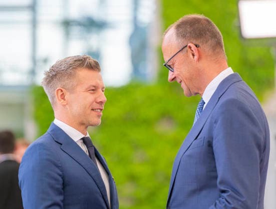 Friedrich Merz + Peter Magyar EUR, Deutschland, Berlin, 02.06.2026: Bundeskanzler Friedrich Merz (CDU) empfängt den ungarischen Ministerpräsidenten Peter Magyar im Bundeskanzleramt mit militärischen Ehren und zu einem bilateralen Gespräch. *** Friedrich Merz Peter Magyar EUR, Germany, Berlin, 02 06 2026 Federal Chancellor Friedrich Merz CDU receives Hungarian Prime Minister Peter Magyar at the Federal Chancellery with military honors and for bilateral talks
