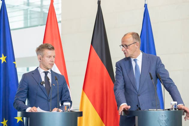 Peter Magyar d + Friedrich Merz EUR, Deutschland, Berlin, 02.06.2026: Bundeskanzler Friedrich Merz (CDU) empfängt den ungarischen Ministerpräsidenten Peter Magyar im Bundeskanzleramt mit militärischen Ehren und zu einem bilateralen Gespräch. *** Peter Magyar d Friedrich Merz EUR, Germany, Berlin, 02 06 2026 Federal Chancellor Friedrich Merz CDU receives Hungarian Prime Minister Peter Magyar at the Federal Chancellery with military honors and for bilateral talks