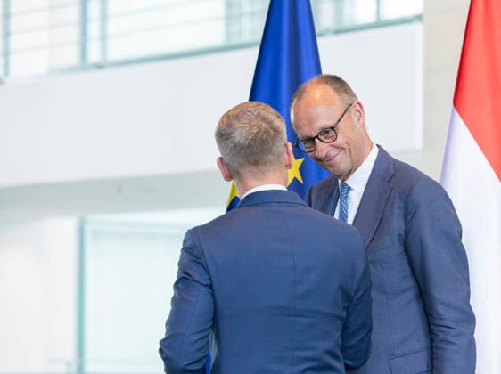 Peter Magyar d + Friedrich Merz EUR, Deutschland, Berlin, 02.06.2026: Bundeskanzler Friedrich Merz (CDU) empfängt den ungarischen Ministerpräsidenten Peter Magyar im Bundeskanzleramt mit militärischen Ehren und zu einem bilateralen Gespräch. *** Peter Magyar d Friedrich Merz EUR, Germany, Berlin, 02 06 2026 Federal Chancellor Friedrich Merz CDU receives Hungarian Prime Minister Peter Magyar at the Federal Chancellery with military honors and for bilateral talks