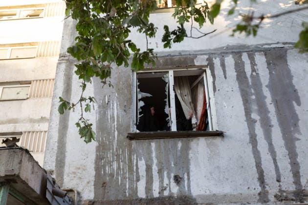 Aftermath of Russian overnight attack in Kyiv™s Podilskyi district A shattered window is inside a nine-storey residential building in the Podilskyi district, damaged by a massive Russian missile and drone attack, Kyiv, Ukraine, on 2 June 2026. The overnight strike killed six people and injured 79, including three children, in the Ukrainian capital. In the Podilskyi district, residential buildings, a garage cooperative, a communal enterprise, and a four-storey educational institution sustained damage as a result of the attack., Credit:Kirill Chubotin Ukrinform Avalon Ukraine, Kyiv  Copyright: xKirillxChubotinx xUkrinformx xAvalonx 1107310005
