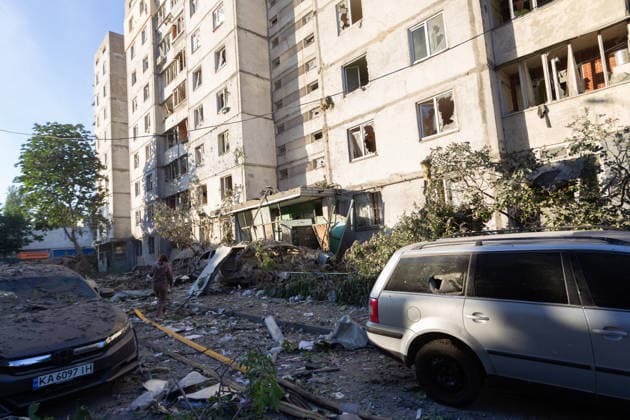 Aftermath of Russian overnight attack in Kyiv’s Podilskyi District - Ukraine A woman walks among the rubble towards a nine-storey apartment block in the Podilskyi district, damaged by a massive Russian missile and drone attack, Kyiv, Ukraine, on 2 June 2026. The overnight strike killed six people and injured 79, including three children, in the Ukrainian capital. In the Podilskyi district, residential buildings, a garage cooperative, a communal enterprise, and a four-storey educational institution sustained damage as a result of the attack. Photo by Kyrylo Chubotin Ukrinform ABACAPRESS.COM Kyiv Ukraine  Copyright: xChubotinxKirill Ukrinform ABACAx