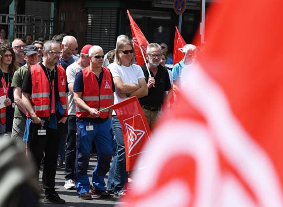 Protest rally by employees of IAV in Berlin BERLIN, GERMANY - JUNE 02: Employees of automotive development services provider IAV take part in a protest rally against job cuts and the closure of parts of the company’s facilities in Berlin, on June 02,2026. Employees at IAV are protesting planned job cuts in Germany expected by mid-2027, including the effective closure of the company’s Berlin site, which would impact around 1,250 employees, according to local media. Vladimir Sindeyev Anadolu Berlin Germany. Editorial use only. Please get in touch for any other usage.  Copyright: x2026xAnadoluxVladimirxSindeyevx