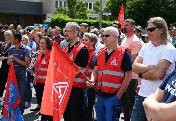 Protest rally by employees of IAV in Berlin BERLIN, GERMANY - JUNE 02: Employees of automotive development services provider IAV take part in a protest rally against job cuts and the closure of parts of the company’s facilities in Berlin, on June 02,2026. Employees at IAV are protesting planned job cuts in Germany expected by mid-2027, including the effective closure of the company’s Berlin site, which would impact around 1,250 employees, according to local media. Vladimir Sindeyev Anadolu Berlin Germany. Editorial use only. Please get in touch for any other usage.  Copyright: x2026xAnadoluxVladimirxSindeyevx