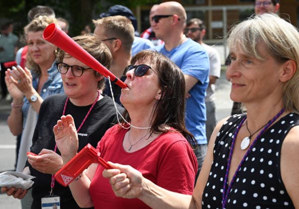 Protest rally by employees of IAV in Berlin BERLIN, GERMANY - JUNE 02: Employees of automotive development services provider IAV take part in a protest rally against job cuts and the closure of parts of the company’s facilities in Berlin, on June 02,2026. Employees at IAV are protesting planned job cuts in Germany expected by mid-2027, including the effective closure of the company’s Berlin site, which would impact around 1,250 employees, according to local media. Vladimir Sindeyev Anadolu Berlin Germany. Editorial use only. Please get in touch for any other usage.  Copyright: x2026xAnadoluxVladimirxSindeyevx