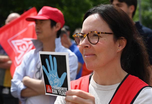 Protest rally by employees of IAV in Berlin BERLIN, GERMANY - JUNE 02: Employees of automotive development services provider IAV take part in a protest rally against job cuts and the closure of parts of the company’s facilities in Berlin, on June 02,2026. Employees at IAV are protesting planned job cuts in Germany expected by mid-2027, including the effective closure of the company’s Berlin site, which would impact around 1,250 employees, according to local media. Vladimir Sindeyev Anadolu Berlin Germany. Editorial use only. Please get in touch for any other usage.  Copyright: x2026xAnadoluxVladimirxSindeyevx
