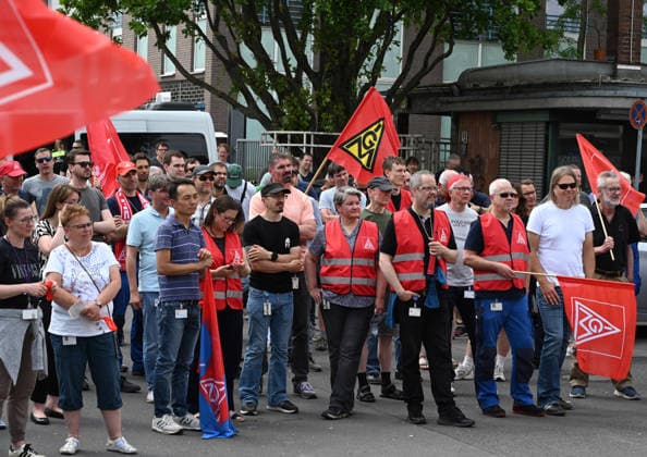 Protest rally by employees of IAV in Berlin BERLIN, GERMANY - JUNE 02: Employees of automotive development services provider IAV take part in a protest rally against job cuts and the closure of parts of the company’s facilities in Berlin, on June 02,2026. Employees at IAV are protesting planned job cuts in Germany expected by mid-2027, including the effective closure of the company’s Berlin site, which would impact around 1,250 employees, according to local media. Vladimir Sindeyev Anadolu Berlin Germany. Editorial use only. Please get in touch for any other usage.  Copyright: x2026xAnadoluxVladimirxSindeyevx