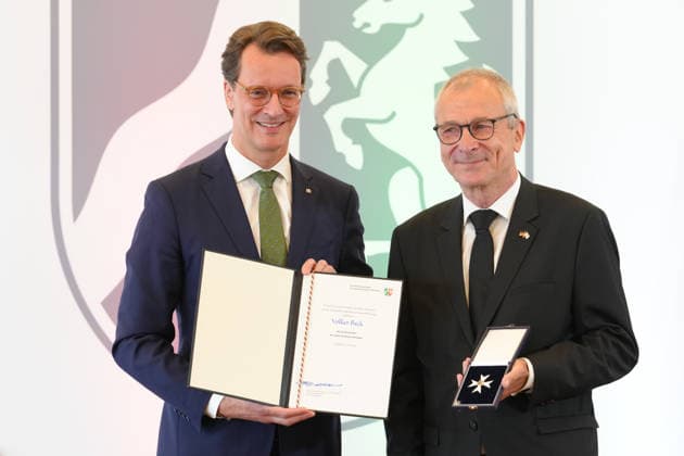 Verleihung des Verdienstorden des Landes Nordrhein-Westfalen Ministerpraesident Hendrik Wuest gemeinsam mit Volker Beck und dem Orden in Hand bei der Verleihung des Verdienstorden des Landes Nordrhein-Westfalen durch den Ministerpraesidenten in NRW, Duesseldorf, 02.06.2026 Duesseldorf NRW Deutschland *** Awarding of the Order of Merit of the State of North Rhine-Westphalia State Premier Hendrik Wuest together with Volker Beck and the Order in his hand at the awarding of the Order of Merit of the State of North Rhine-Westphalia by the State Premier in NRW, Duesseldorf, 02 06 2026 Duesseldorf NRW Germany