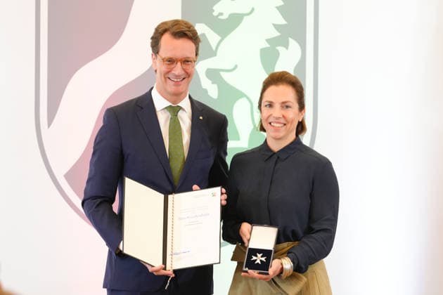 Verleihung des Verdienstorden des Landes Nordrhein-Westfalen Ministerpraesident Hendrik Wuest gemeinsam mit Hana Geißendoerfer und dem Orden in Hand bei der Verleihung des Verdienstorden des Landes Nordrhein-Westfalen durch den Ministerpraesidenten in NRW, Die Tochter von Hans W. Geissendoerfer nimmt den Orden Stellvertretend fuer ihren Vater an, Duesseldorf, 02.06.2026 Duesseldorf NRW Deutschland *** Awarding of the Order of Merit of the State of North Rhine-Westphalia State Premier Hendrik Wuest together with Hana Geissendoerfer and the Order in hand at the awarding of the Order of Merit of the State of North Rhine-Westphalia by the State Premier in NRW, The daughter of Hans W Geissendoerfer accepts the Order on behalf of her father, Du