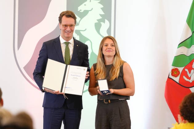 Verleihung des Verdienstorden des Landes Nordrhein-Westfalen Ministerpraesident Hendrik Wuest gemeinsam mit Ricarda Hofmann und dem Orden in Hand bei der Verleihung des Verdienstorden des Landes Nordrhein-Westfalen durch den Ministerpraesidenten in NRW, Duesseldorf, 02.06.2026 Duesseldorf NRW Deutschland *** Awarding of the Order of Merit of the State of North Rhine-Westphalia State Premier Hendrik Wuest together with Ricarda Hofmann and the Order in her hand at the awarding of the Order of Merit of the State of North Rhine-Westphalia by the State Premier in NRW, Duesseldorf, 02 06 2026 Duesseldorf NRW Germany