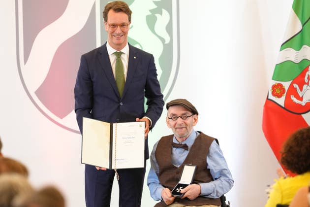 Verleihung des Verdienstorden des Landes Nordrhein-Westfalen Ministerpraesident Hendrik Wuest gemeinsam mit Peter Heolscher und dem Orden in Hand bei der Verleihung des Verdienstorden des Landes Nordrhein-Westfalen durch den Ministerpraesidenten in NRW, Duesseldorf, 02.06.2026 Duesseldorf NRW Deutschland *** Awarding of the Order of Merit of the State of North Rhine-Westphalia State Premier Hendrik Wuest together with Peter Heolscher and the Order in his hand at the awarding of the Order of Merit of the State of North Rhine-Westphalia by the State Premier in NRW, Duesseldorf, 02 06 2026 Duesseldorf NRW Germany