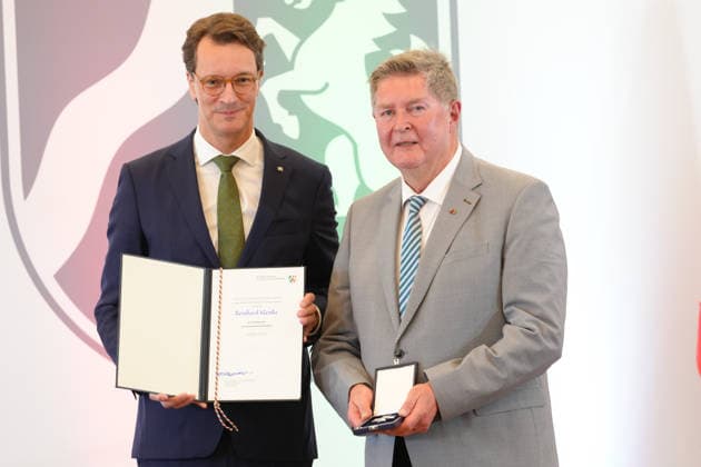 Verleihung des Verdienstorden des Landes Nordrhein-Westfalen Ministerpraesident Hendrik Wuest gemeinsam mit Peter Heolscher und dem Orden in Hand bei der Verleihung des Verdienstorden des Landes Nordrhein-Westfalen durch den Ministerpraesidenten in NRW, Duesseldorf, 02.06.2026 Duesseldorf NRW Deutschland *** Awarding of the Order of Merit of the State of North Rhine-Westphalia State Premier Hendrik Wuest together with Peter Heolscher and the Order in his hand at the awarding of the Order of Merit of the State of North Rhine-Westphalia by the State Premier in NRW, Duesseldorf, 02 06 2026 Duesseldorf NRW Germany