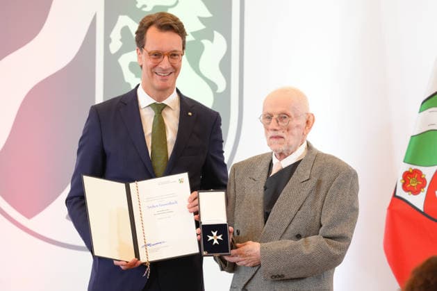 Verleihung des Verdienstorden des Landes Nordrhein-Westfalen Ministerpraesident Hendrik Wuest gemeinsam mit Jochen Saurenbach und dem Orden in Hand bei der Verleihung des Verdienstorden des Landes Nordrhein-Westfalen durch den Ministerpraesidenten in NRW, Duesseldorf, 02.06.2026 Duesseldorf NRW Deutschland *** Awarding of the Order of Merit of the State of North Rhine-Westphalia State Premier Hendrik Wuest together with Jochen Saurenbach and the Order in his hand at the awarding of the Order of Merit of the State of North Rhine-Westphalia by the State Premier in NRW, Duesseldorf, 02 06 2026 Duesseldorf NRW Germany