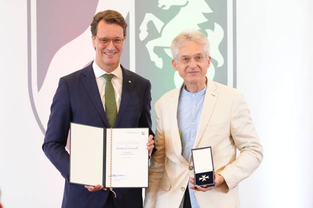 Verleihung des Verdienstorden des Landes Nordrhein-Westfalen Ministerpraesident Hendrik Wuest gemeinsam mit Reinhard Schmidt und dem Orden in Hand bei der Verleihung des Verdienstorden des Landes Nordrhein-Westfalen durch den Ministerpraesidenten in NRW, Duesseldorf, 02.06.2026 Duesseldorf NRW Deutschland *** Awarding of the Order of Merit of the State of North Rhine-Westphalia State Premier Hendrik Wuest together with Reinhard Schmidt and the Order in his hand at the awarding of the Order of Merit of the State of North Rhine-Westphalia by the State Premier in NRW, Duesseldorf, 02 06 2026 Duesseldorf NRW Germany