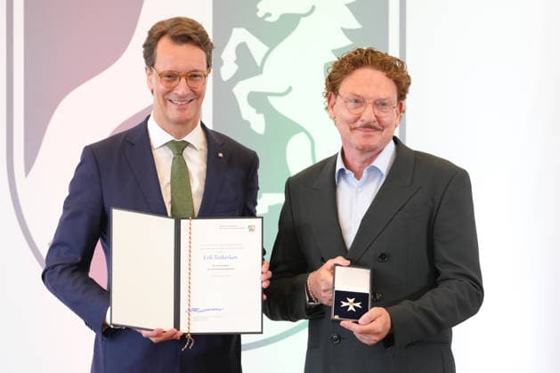 Verleihung des Verdienstorden des Landes Nordrhein-Westfalen Ministerpraesident Hendrik Wuest gemeinsam mit Erik Tenberken und dem Orden in Hand bei der Verleihung des Verdienstorden des Landes Nordrhein-Westfalen durch den Ministerpraesidenten in NRW, Duesseldorf, 02.06.2026 Duesseldorf NRW Deutschland *** Awarding of the Order of Merit of the State of North Rhine-Westphalia State Premier Hendrik Wuest together with Erik Tenberken and the Order in his hand at the awarding of the Order of Merit of the State of North Rhine-Westphalia by the State Premier in NRW, Duesseldorf, 02 06 2026 Duesseldorf NRW Germany