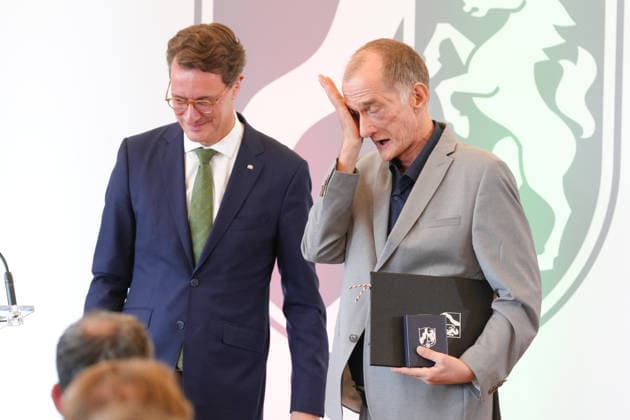 Verleihung des Verdienstorden des Landes Nordrhein-Westfalen Georg Uecker sichtlich geruehrt wischt er sich die Traenen ab nach der Verleihung des Verdienstorden des Landes Nordrhein-Westfalen durch den Ministerpraesident Hendrik Wuest in Duesseldorf, 02.06.2026 Duesseldorf NRW Deutschland *** Award of the Order of Merit of the State of North Rhine-Westphalia Georg Uecker is visibly moved as he wipes his tears after being awarded the Order of Merit of the State of North Rhine-Westphalia by State Premier Hendrik Wuest in Duesseldorf, 02 06 2026 Duesseldorf NRW Germany