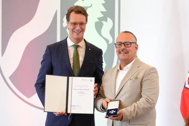 Verleihung des Verdienstorden des Landes Nordrhein-Westfalen Ministerpraesident Hendrik Wuest gemeinsam mit Marcus Velke-Schmidt und dem Orden in Hand bei der Verleihung des Verdienstorden des Landes Nordrhein-Westfalen durch den Ministerpraesidenten in NRW, Duesseldorf, 02.06.2026 Duesseldorf NRW Deutschland *** Awarding of the Order of Merit of the State of North Rhine-Westphalia State Premier Hendrik Wuest together with Marcus Velke Schmidt and the Order in his hand at the awarding of the Order of Merit of the State of North Rhine-Westphalia by the State Premier in NRW, Duesseldorf, 02 06 2026 Duesseldorf NRW Germany